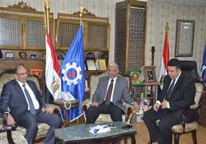 محافظ السويس يبحث إنشاء 50 مصنعًا لتوفير فرص عمل للشباب