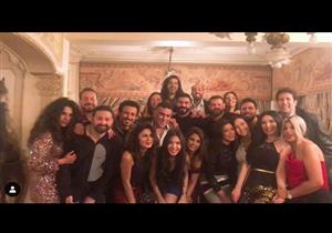 بالفيديو والصور- نجوم الفن يغنون "انزل يا جميل" في عيد ميلاد ليلى علوي 