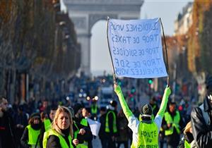 عشرات من أنصار السترات الصفراء يحتلون متجرًا فاخرًا في باريس