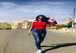 بالصور- صبا مبارك تتجول في الشارع بإطلالة "كاجوال"