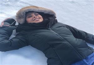 ياسمين رئيس بملابس شتوية على الثلج في أحدث جلسة تصوير