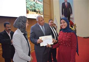 بالصور.. تكريم المشاركين بمبادرة "ماذا تفعل لو كنت محافظ" في الوادي الجديد