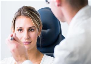 تجاهلت نصيحة ابنتها.. وشم يهدد أم بالعمى