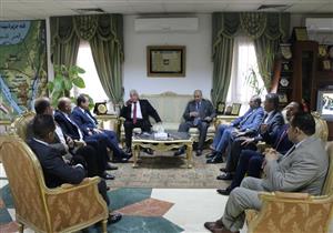 محافظ جنوب سيناء يطالب القيادات الأمنية بالضرب بيد من حديد للخارجين عن القانون 