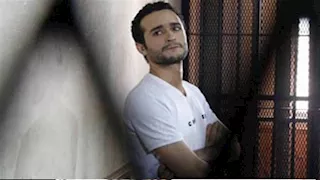 إحالة أحمد دومة للمحاكمة العاجلة بتهمة نشر أخبار كاذبة
