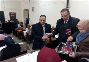بالصور.. رئيس جامعة دمنهور يوزع وردًا وشيكولاتة على الطلاب أثناء الامتحانات 