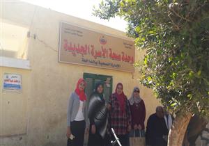 بالصور.. الكشف وصرف العلاج  بالمجان لـ 157 مواطنًا بقافلة طبية في الوادي الجديد