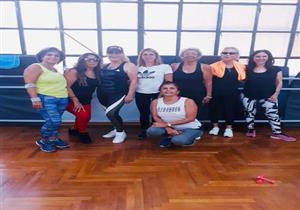 نادية الجندي في "الجيم" بصحبة صديقاتها