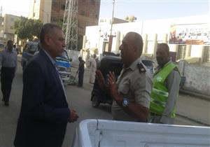  بالصور- رئيس مدينة إدفو يحرر محضرًا ضد جزار ذبح في الشارع