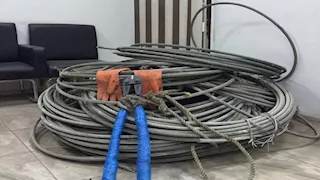 كاميرا مواطن ترصد سرقة كابلات الإنارة وتخريب طريق أكتوبر 