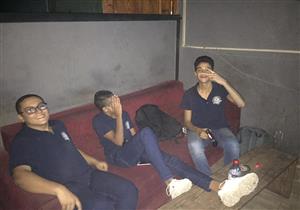  رغم حملات الغلق والتفتيش.. طلاب بالزي المدرسي داخل السيبرات والمقاهي (صور)