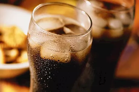 المشروبات الغازية خطر على معدتك- إليك أضرارها