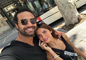كريم فهمي وزوجته يحتفلان بعيد زواجهما.. صورة