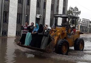 بسبب الأمطار.. "لودر" لنقل عاملات الاستثمار للمصانع في بورسعيد