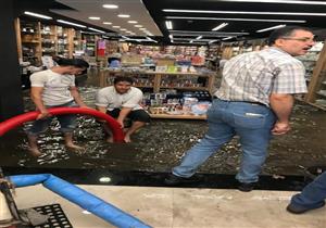 الأمطار تغرق محال المنشية بالإسكندرية.. والتجار: "بيوتنا اتخربت" (صور)