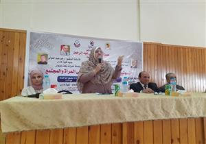 "السوشيال ميديا وأثرها السلبي على المرأة والمجتمع" في ندوة بـ"آداب المنيا"