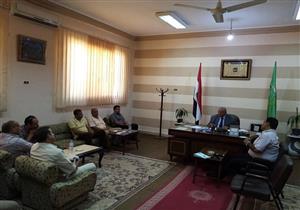 التواجد الميداني وقواعد البيانات.. في اجتماع رئيس مركز الشهداء بـ"المحليات"