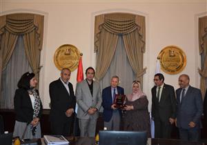 حمل طالبة إلى السبورة.. "التعليم" تكرم معلمًا بسوهاج