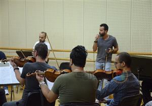 صور| لليوم الثاني.. سعد رمضان يواصل بروفات حفله بـ"الموسيقى العربية" 