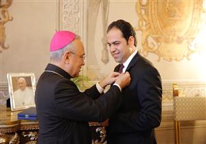 محمد عبد السلام أول مسلم عربي يُتوج بأرفع الأوسمة من بابا الفاتيكان