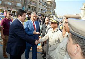 محافظ القليوبية يضع أكليلًا من الزهور على قبر الجندي المجهول