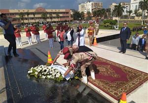 بالصور.. محافظ بورسعيد يضع إكليلًا من الزهور على قبر الجندي المجهول