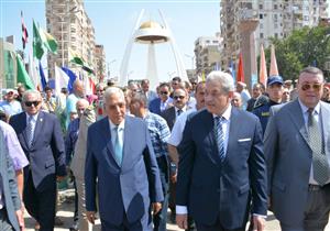 محافظ الدقهلية يضع الزهور على النصب التذكاري للجندي المجهول