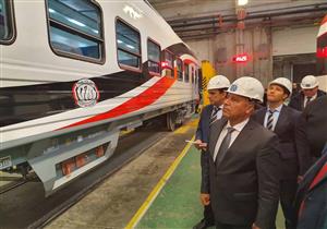 وزير النقل يوجه بتعديل رسومات علم مصر على صفقة الـ1300 عربة 