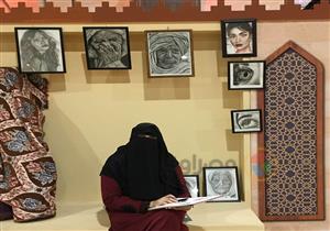 أول مرة معرض.. عِزية من العمل في المنزل لعرض الرسومات في "تراثنا" 