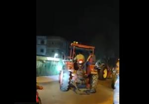 بالفيديو - زفة بالجرارات الزراعية في كفر الشيخ 