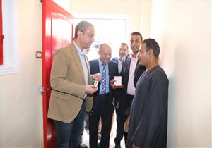 بعد تطويرها.. محافظ سوهاج يسلم 60 منزلًا لأهالي البلينا والواقات