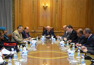 "العصار" يبحث مع شركة "منسك" البيلاروسية توطين صناعة المحركات