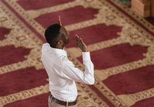 أستاذ فقه يوضح الفرق في الصيغة الصحيحة بين الأذان والإقامة