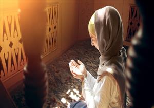 فتاة تسأل وأمين الفتوى يجيب: هل يجوز صلاة الحاجة بنية الارتباط بشخص معين؟