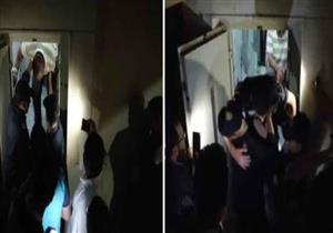 الشرطة تنقذ شخصين تعطل بهما مصعد بأحد العقارات السكنية في القاهرة- (صور)