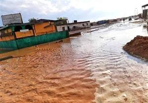 قطعت الكهرباء والإنترنت.. السيول تحطم مئات المنازل الخشبية في حلايب