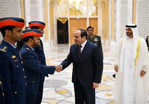 بالصور.. السيسي يكتب كلمة في سجل تشريفات القصر الرئاسي بالإمارات