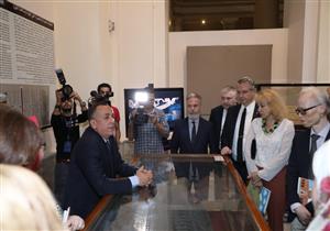 بالصور- وزير الآثار يفتتح معرضين للخبيئات والتعليم في مصر القديمة