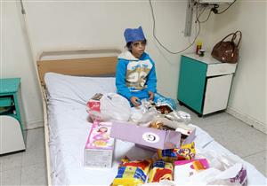 بالصور.. وكيل الصحة بالشرقية يهدي الطفلة ضحية التعذيب "عروسة وحلوى"