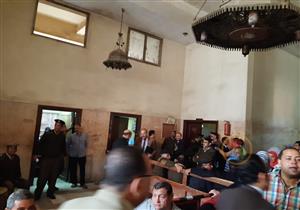 بالفيديو والصور.. لحظة وصول "راجح" المتهم بقتل محمود البنا إلى المحكمة