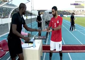 بالفيديو.. "أظافر الشحات" السبب وراء تأخر نزوله الشوط الثاني