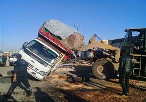 بالصور- إعادة فتح الطريق الزراعي في البحيرة بعد إزالة آثار انقلاب سيارتين