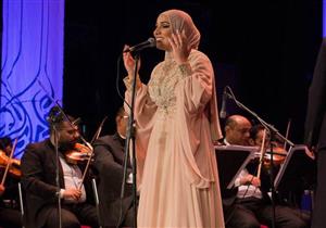 بالصور| نداء شرارة تغني "سهرانة أنا" و"حبيتك بالتلاتة" على مسرح الجمهورية