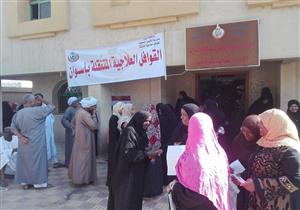بالصور.. الكشف على ٣ آلاف مواطن فى قافلتين طبيتين بأسوان