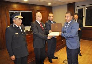 مدير أمن القاهرة يكرم معاون مباحث البساتين لتميزه في العمل