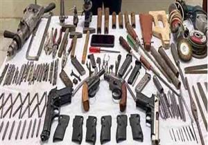 ضبط صاحب شركة يُدير ورشة لتصنيع الأسلحة النارية بسوهاج