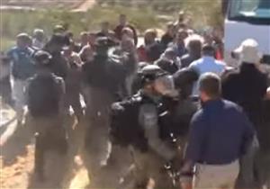 شاهد.. الاحتلال يعتدي على مسيرة احتجاجية بالأيدي وقنابل شمال الخليل 