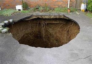 كيف نجت امرأة وابنتها من انهيار أرضي ابتلع سيارتهما؟ (فيديو)