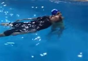 "بيعلمهم السباحة".. مدرب يتظاهر بالغرق وطفل ينقذه - فيديو