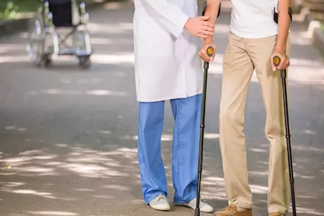 هشاشة العظام.. إليك أخطر الأعراض 